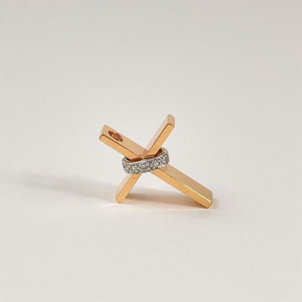 Σταυρός ροζ, λιτός με κορδέλα γεμάτη λαμπερά διαμάντια - ΡΟΖ-ΛΕΥΚΟ, ΧΡΥΣΟΣ K18, ΓΥΑΛΙΣΤΕΡΟ, ΔΙΑΜΑΝΤΙ, H, 0,03, SI1 - 3