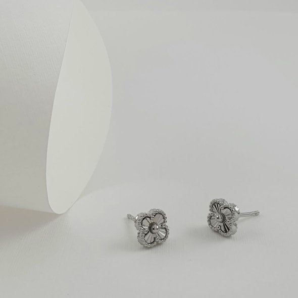 Σκουλαρίκια κολλητά λουλούδι - ΛΕΥΚΟ, ΑΣΗΜΙ