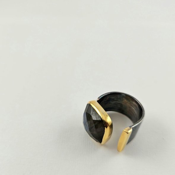Δαχτυλίδι φαρδύ ανοιχτό με Λαμπραδορίτη - ΚΙΤΡΙΝΟ-ΜΑΥΡΟ, ΑΣΗΜΙ, ΛΑΜΠΡΑΝΤΟΡΙΤΗΣ, GREY-BLUE - 1