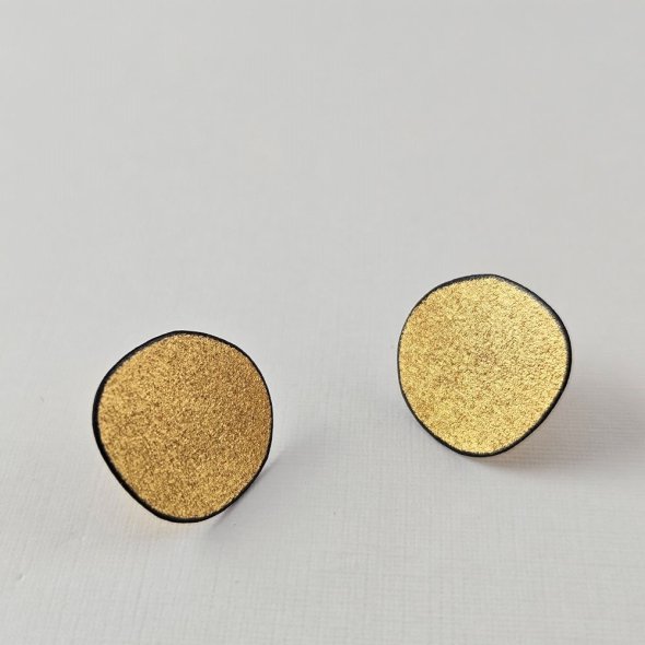 Σκουλαρίκια κολλητά με ανάγλυφη υφή - ΚΙΤΡΙΝΟ-ΜΑΥΡΟ, ΑΣΗΜΙ