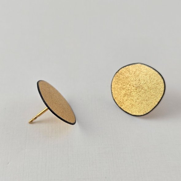 Σκουλαρίκια κολλητά με ανάγλυφη υφή - ΚΙΤΡΙΝΟ-ΜΑΥΡΟ, ΑΣΗΜΙ - 1