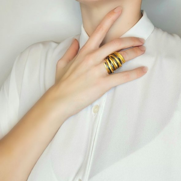 Δαχτυλίδι φαρδύ δίχρωμο με πολλαπλές σειρές - ΚΙΤΡΙΝΟ-ΜΑΥΡΟ, ΑΣΗΜΙ - 2