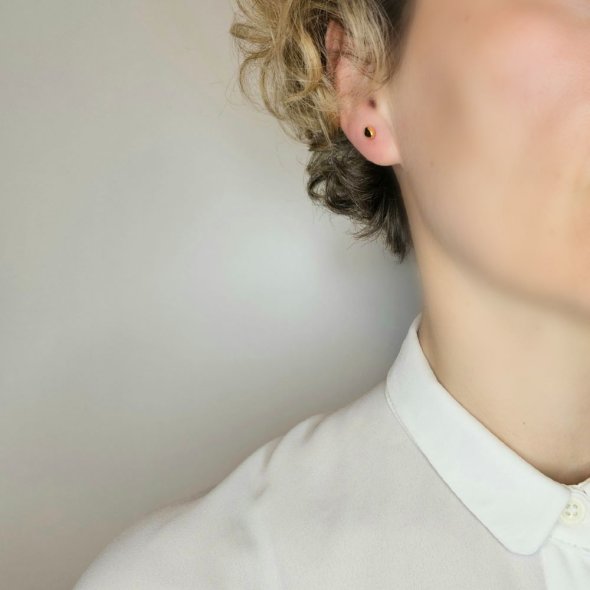 Σκουλαρίκια κολλητά ακανόνιστα - ΚΙΤΡΙΝΟ, ΑΣΗΜΙ - 1