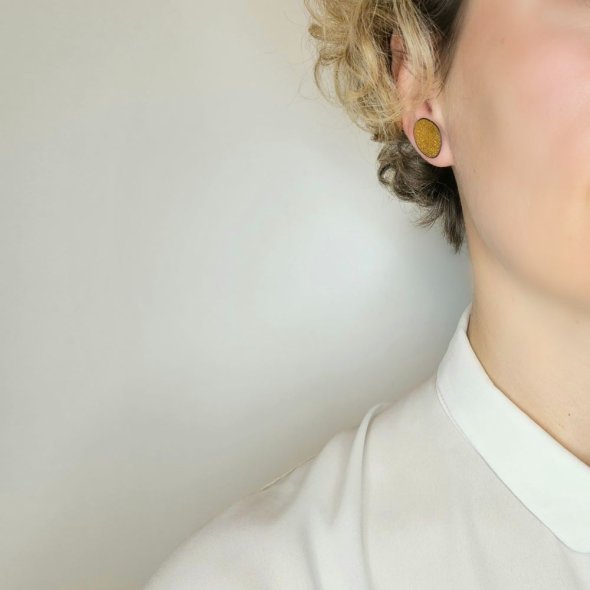 Σκουλαρίκια κολλητά με ανάγλυφη υφή - ΚΙΤΡΙΝΟ-ΜΑΥΡΟ, ΑΣΗΜΙ - 2